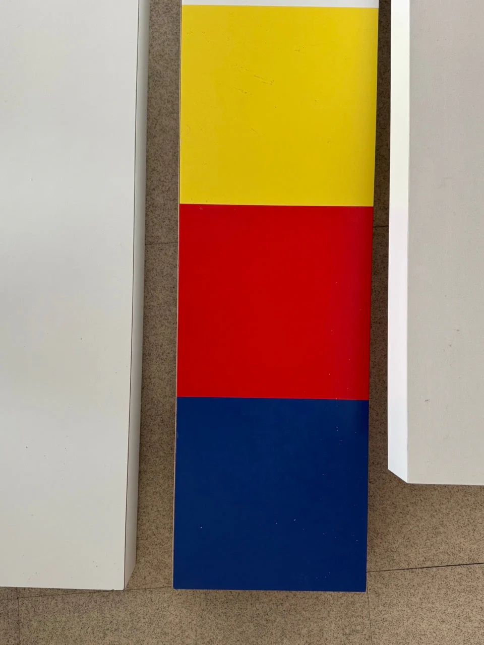 3 x Retail display wavy white panels with coloured ends - Image 5