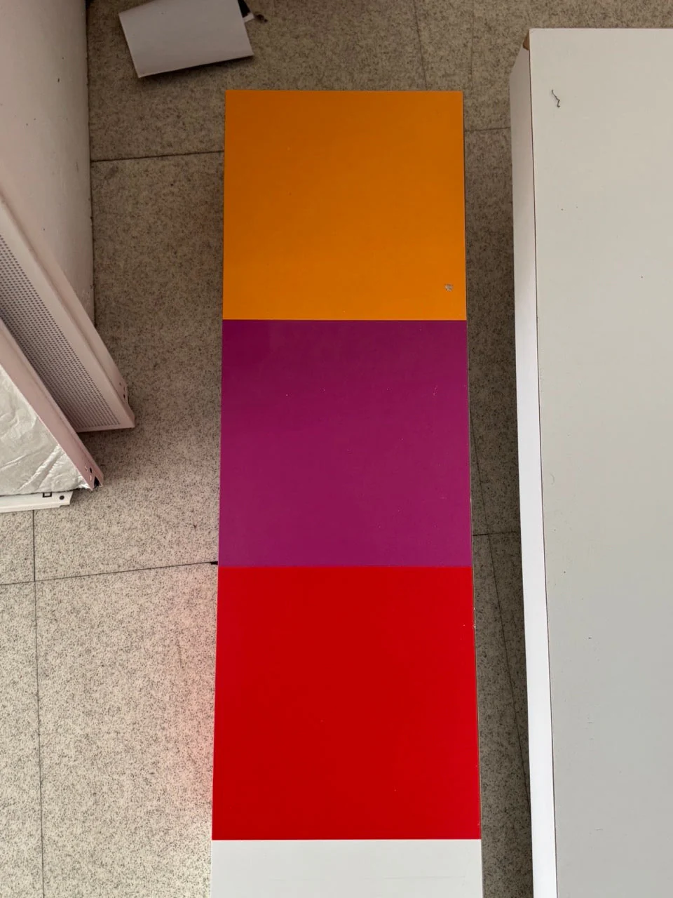 3 x Retail display wavy white panels with coloured ends - Image 6