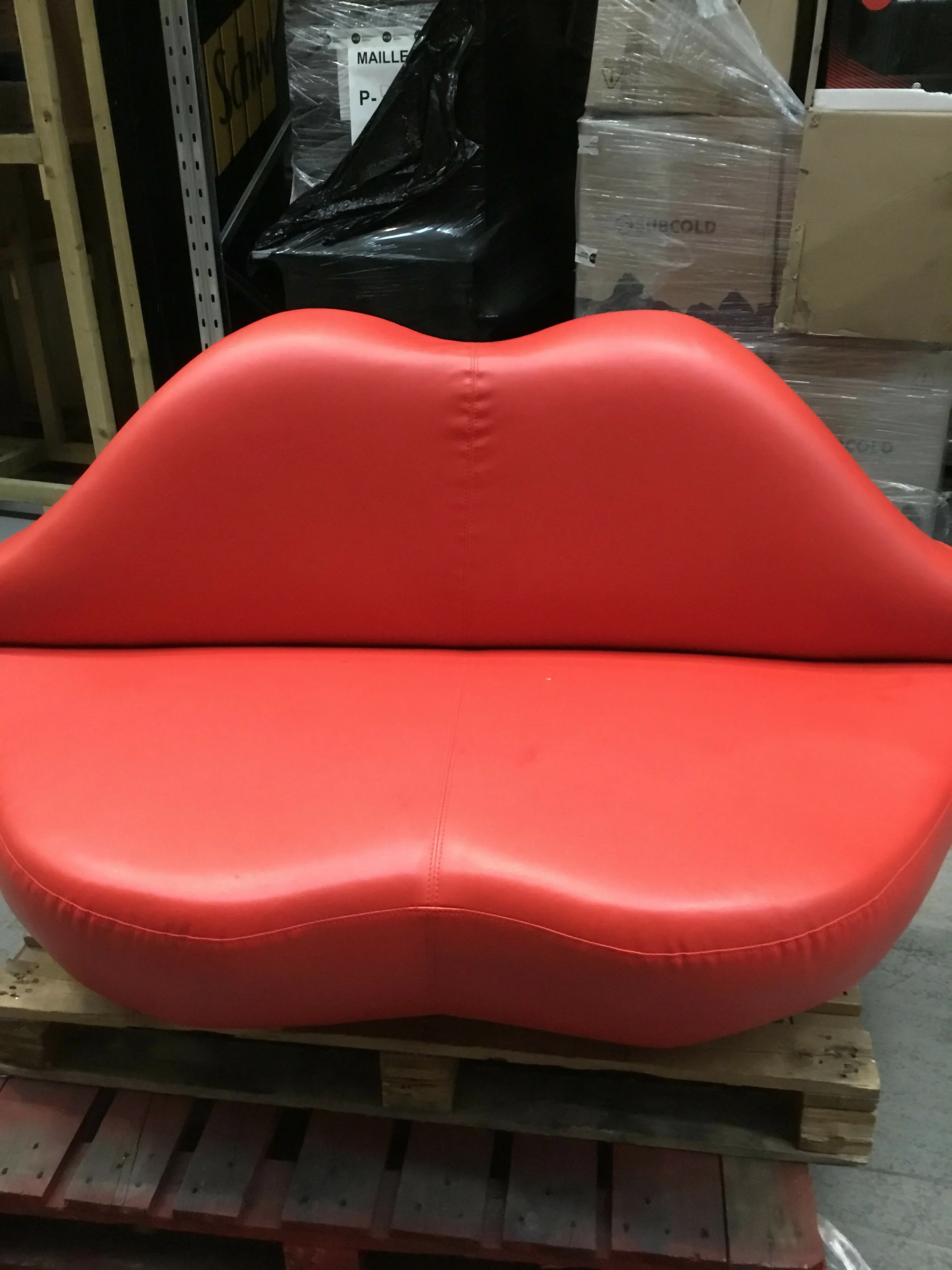 Luscious Lip Sofa - Image 3