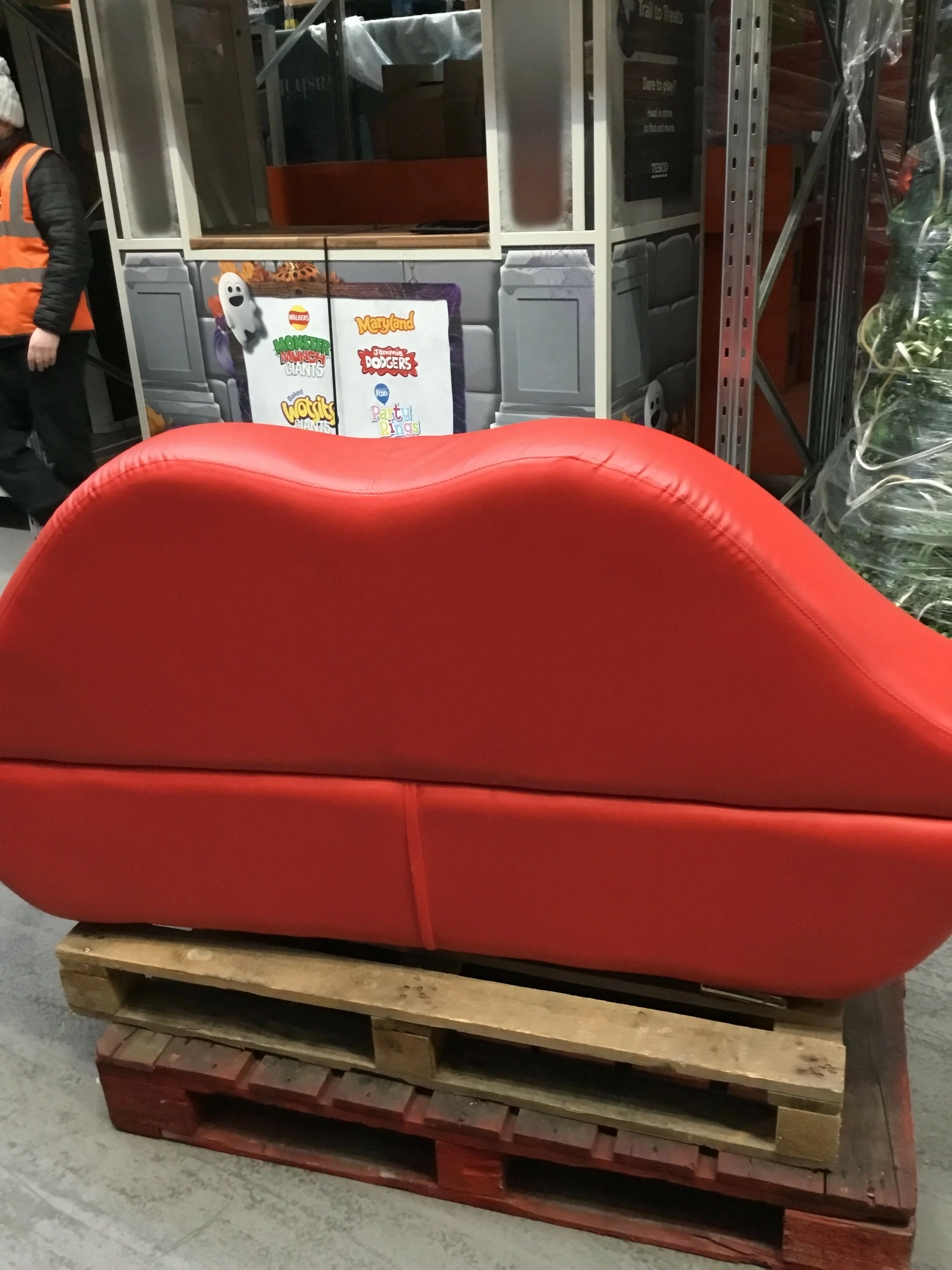 Luscious Lip Sofa - Image 4